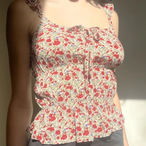 Söt top - Supersöt top från NA-KD med rosett🌞Använd ett fåtal gånger:) 