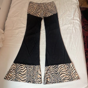 Zebramönstrade och mesh byxor - I fint skick! Perfekt för festival och liknande! Stretch. Uppskattar till storlek 36