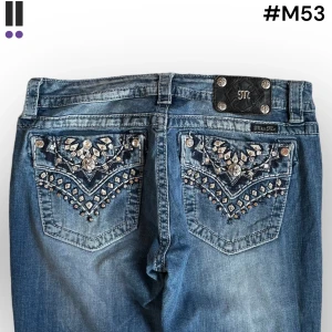 M53 lågmidjade bootcut missme jeans  - MissMe jeans i model Boot 💜 Tag 31W 💜Midja (rakt över) 41cm 💜 Innerben 78cm 💜 Ytterben 103cm 💜 Benöppning 22cm 💜 Saknar några diamanter, bytt knapp i midjan, uppsydda 💜Våra mått blir W=32 och L=30 💜 Men jämför alltid måtten med dina bästa jeans💜M53
