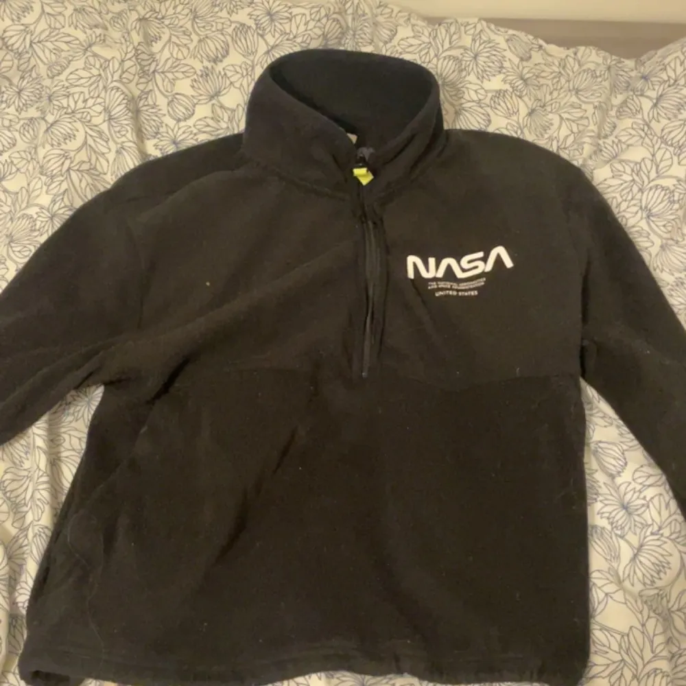 NASA tjock tröja med dragkedja  De står i need my space på baksidan av tröjan och framsidan NASA. Hoodies.