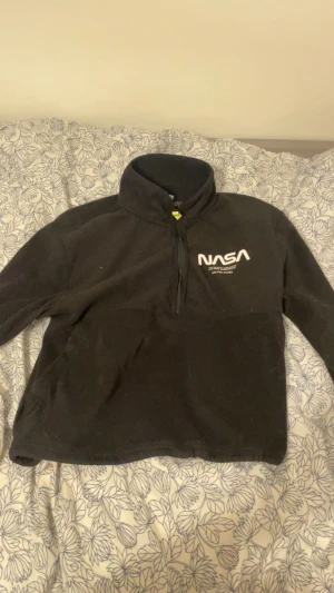 Nasa tjock tröja - NASA tjock tröja med dragkedja  De står i need my space på baksidan av tröjan och framsidan NASA