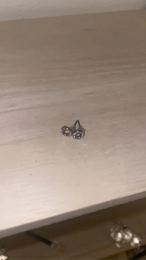 Örhängen  - Ett par fina rund formade  örhängen med diamanter på anvsänd 0 gånger 🌸