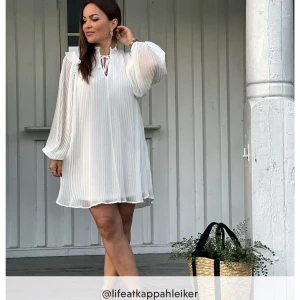 Klänning kappahl  - Säljer denna fina plisserade klänningen från kappahl. Köpt för 600kr & endast använd en gång, så den är i nyskick. Skriv för frågor & bilder🫶🏼