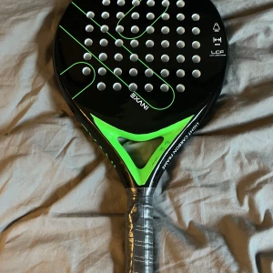 Padelrack - Säljer ett padelrack helt nytt. Nypris 500