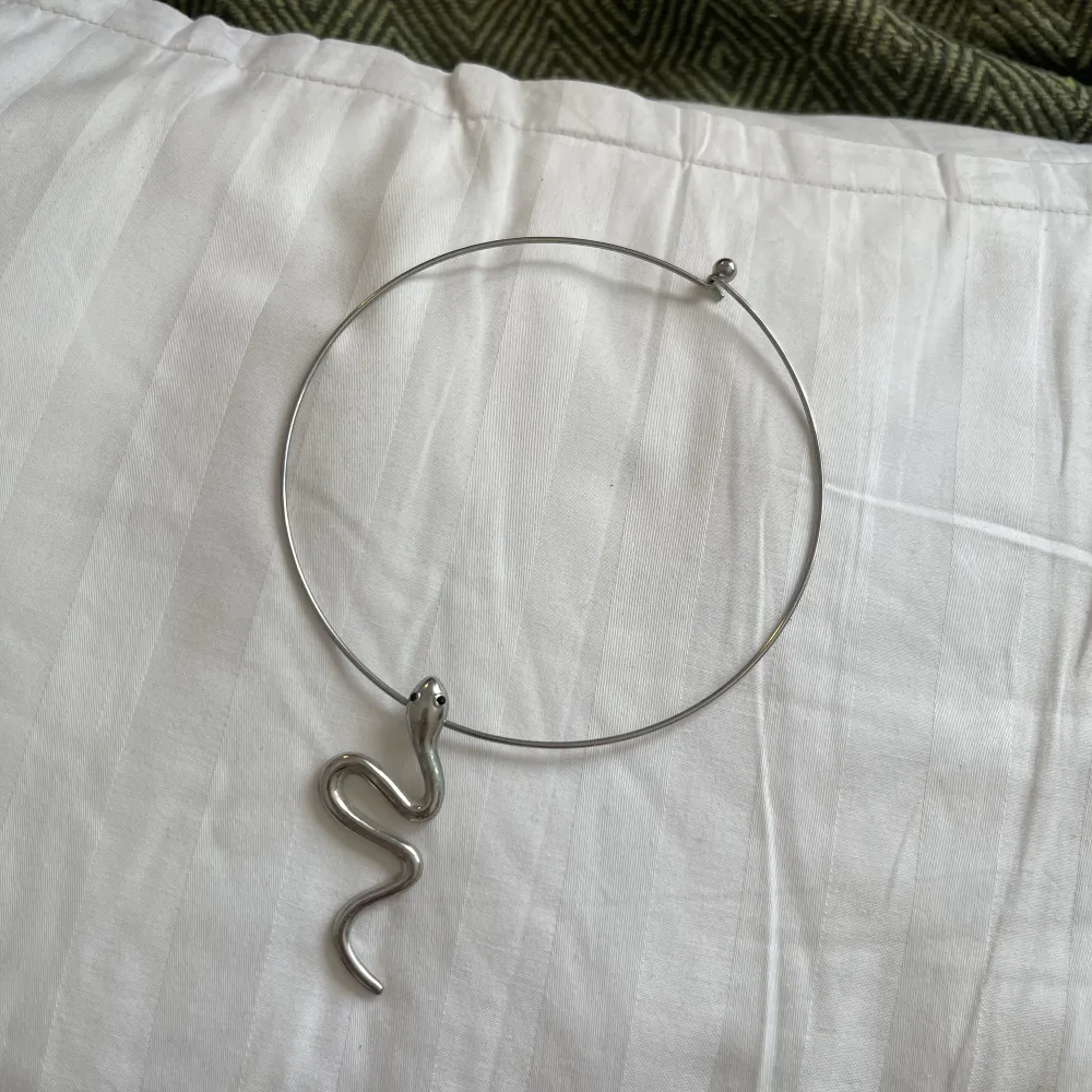 halsband med orm smycke, ungefär 38 cm i omkrets.. Accessoarer.