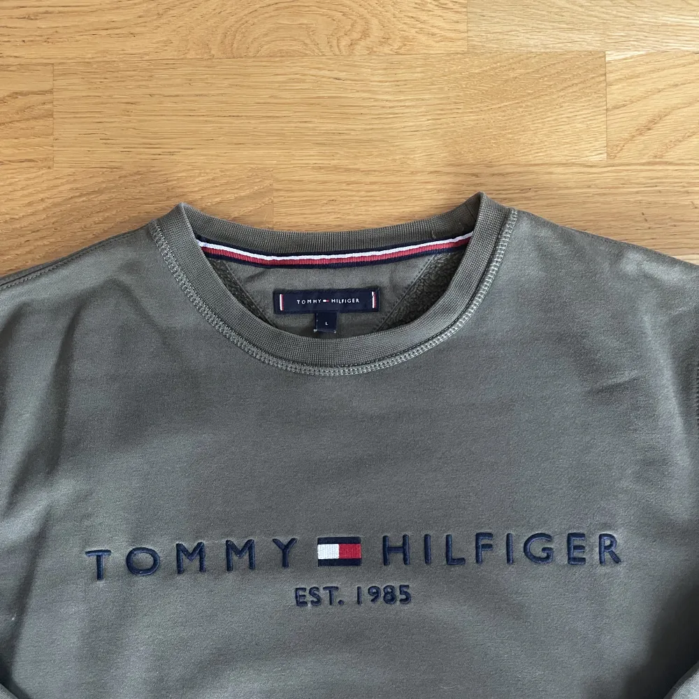 Fin Tommy Hilfiger sweatshirt säljes pga att den är för liten för mig. Storlek Large. Fint skick!  200kr. Hoodies.
