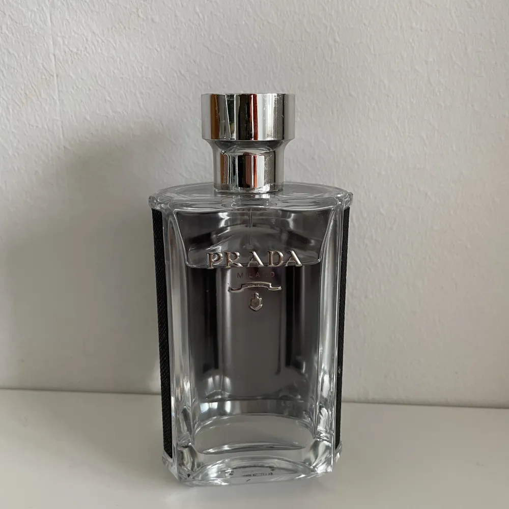 Säljer en L'Homme Prada - Eau de Toilette 100ml. 80% kvar.  Kan tänka mig gå ner i pris vid en snabb affär. . Parfym.