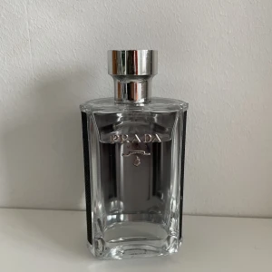 Prada L'Homme - Eau de Toilette  - Säljer en L'Homme Prada - Eau de Toilette 100ml. 80% kvar.  Kan tänka mig gå ner i pris vid en snabb affär. 