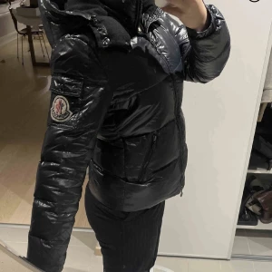 Moncler jacka - Jättefin moncler jacka. Köpt på sellpy. Bra skick i övrigt förutom att det saknas en liten bricka som det står moncler på vid dragkedjan men funktionen är som den ska! Därav priset. Hör av dig vid minsta fundering (äkthetskontrollerad) se sista bilden. 