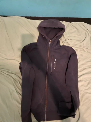 Sail racing  - En Sail racing hoodie, ända felet är att dragkedjan till den lilla fickan är borta därför är priset så lågt. 