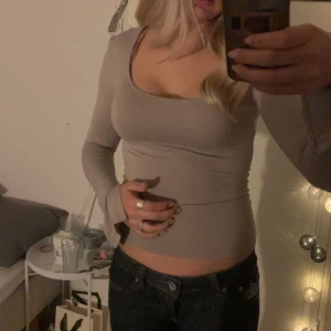 Uringad tröja - Denna tröja i biege från gina kommer inte riktigt till andvändning, har tänk köpa i en annan färg 😇 den är i storlek xs och sparsamt andvänd!! nypris 199