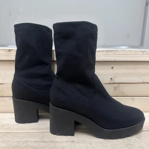 Boots - Svarta boots med klack.  Märke attitude