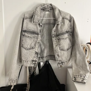 Grå jenas jacka - Grå jenas jacka från Gina tricot 🩶 använd få gånger