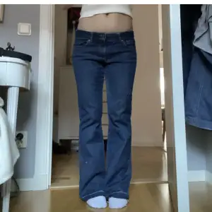 Lågmidjade jeans i storlek 38.  Midjemått 83cm, innerbenslängd 76. Lånade bilder från förra säljaren🫶🏼