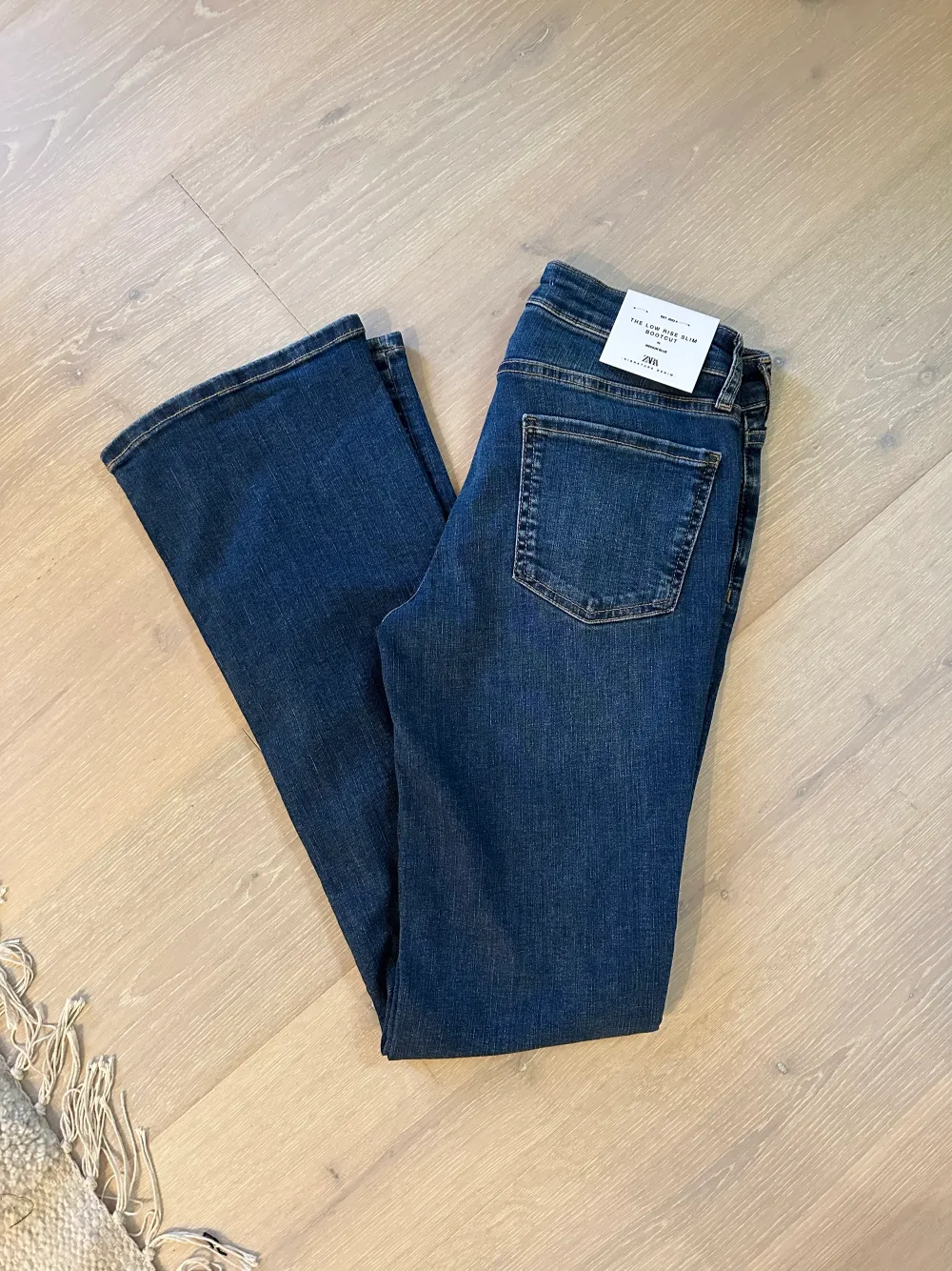 Ett par lågmidjade butcut jeans från zara som jag råkade beställa fel storlek i därav har de kvar prislappen. Helt oanvända och är i storlek 36. Nypris 399, priset kan diskuteras💗💗Köparen står för frakten. Jeans & Byxor.