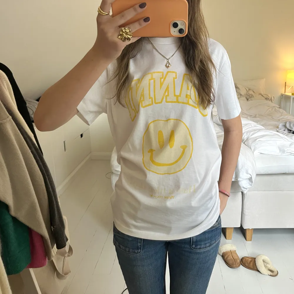 En super snygg T-shirt från Ganni med det kända smiley trycket! Knappt använd! Fråga för fler bilder❤️😊. T-shirts.