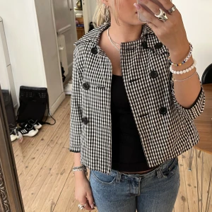 kort kappa - Jättesnygg kort rutig kappa. Säljer pågrund av att jag har en liknande.❤️