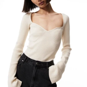 Topp  - Säljer denna stickade toppen från hm i en ljusbeige färg. Använd en gång men säljer på grund av att den va lite för stor.💗💕