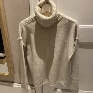 Vit stickad polotröja - Vit stickad polotröja från TopShop i storlek XS. Använd men i fint skick! Frågor? Hör gärna av dig☺️