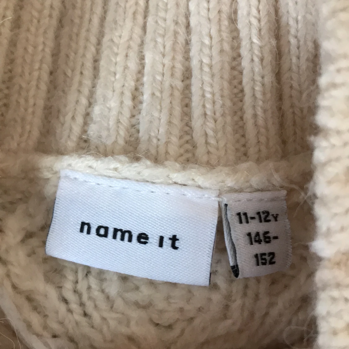 Stickad volang tröja  - 91