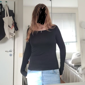 Svart tröja - Fin svart tröja. Perfekt basplagg. Fri frakt😍