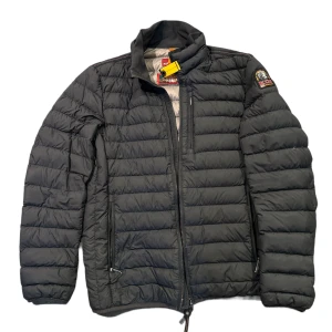 Parajumper svart dunjacka  - Tja, säljer nu denna svarta parajumper jacka. Jackan är knappt använd och så gott som ny, 9/10 conditon. Jackan är i size Large. Nypris kostar jackan 4000 kr jag säljer idag denna för 1499 kr
