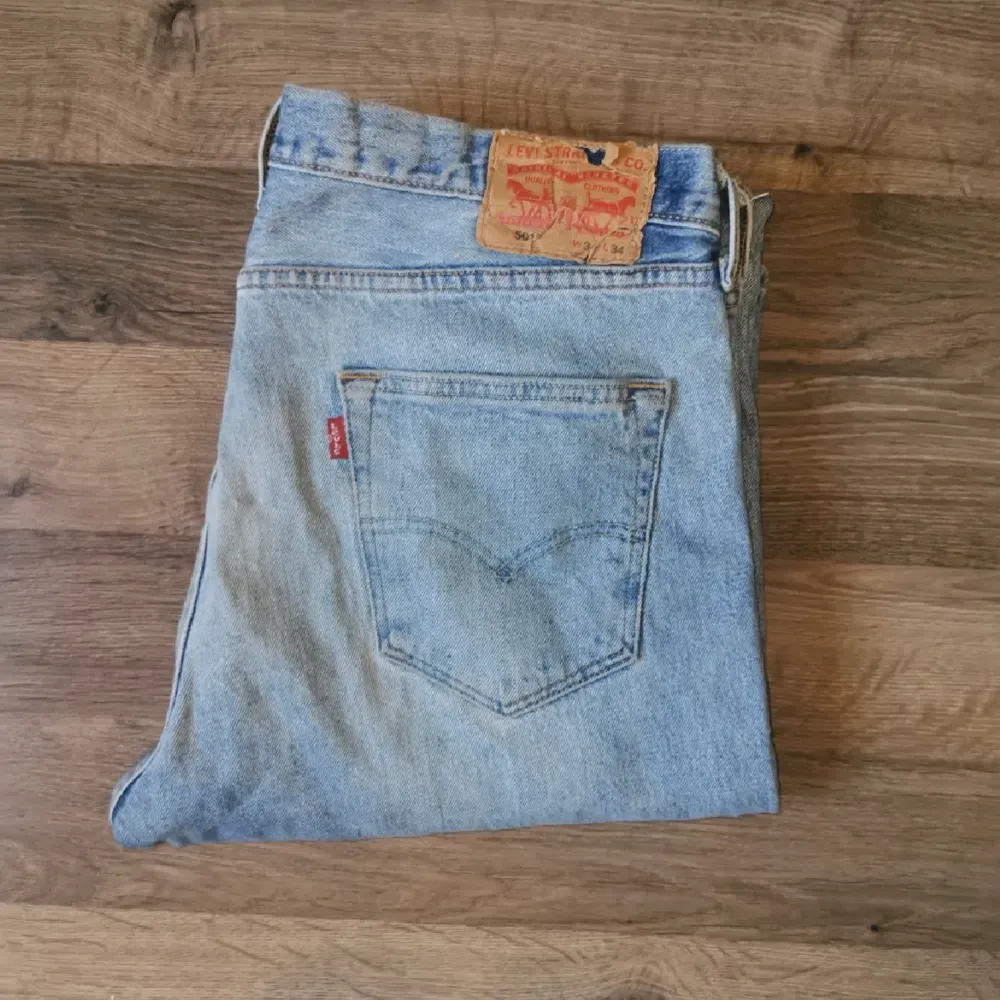 Säljer mina gamla levis jeans då de är för små för mig. Passformen är mer åt straight fit. Obs: lagat hål på vänster ben. . Jeans & Byxor.