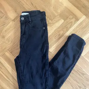 Svarta jeans från Gina Tricot i strl xs. Byxorna är i använt skick. 