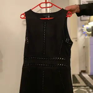 En svart klänning i mocka material från H&M. Storlek 40. Använd ett par gånger.