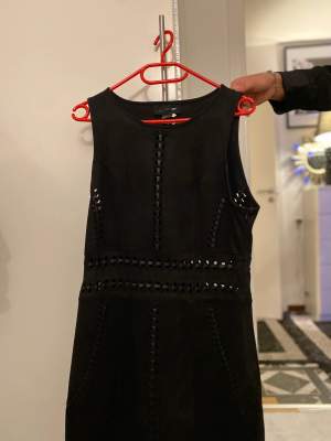 En svart klänning i mocka material från H&M. Storlek 40. Använd ett par gånger.