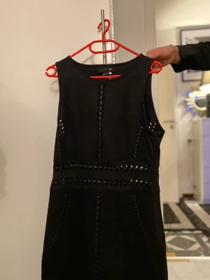 Klänning i mocka material - En svart klänning i mocka material från H&M. Storlek 40. Använd ett par gånger.