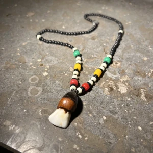 Halsband med äkta tand - Halsband med äkta tand😱!! Ingen aning vilken slags tand? annars fina pärlor!