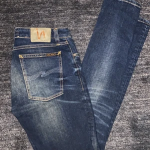 Nudie Jeans - Säljer dessa feta Nudie Jeans. Storlek W31/L32 - Jeansen är i väldigt bra skick. Nypris 1600kr - Mitt pris 499kr. Pris kan diskuteras, bara att skriva!