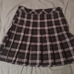 Svsrt vit Kjol - Egirl kjol. Jag kan inte skicka paket :/ men om due intresserad kan vi träffas i tc.