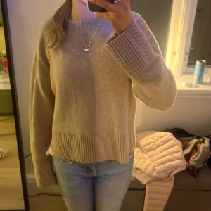 Stickad tröja - Superfin beige/grå stickad tröja från & other stories❤️