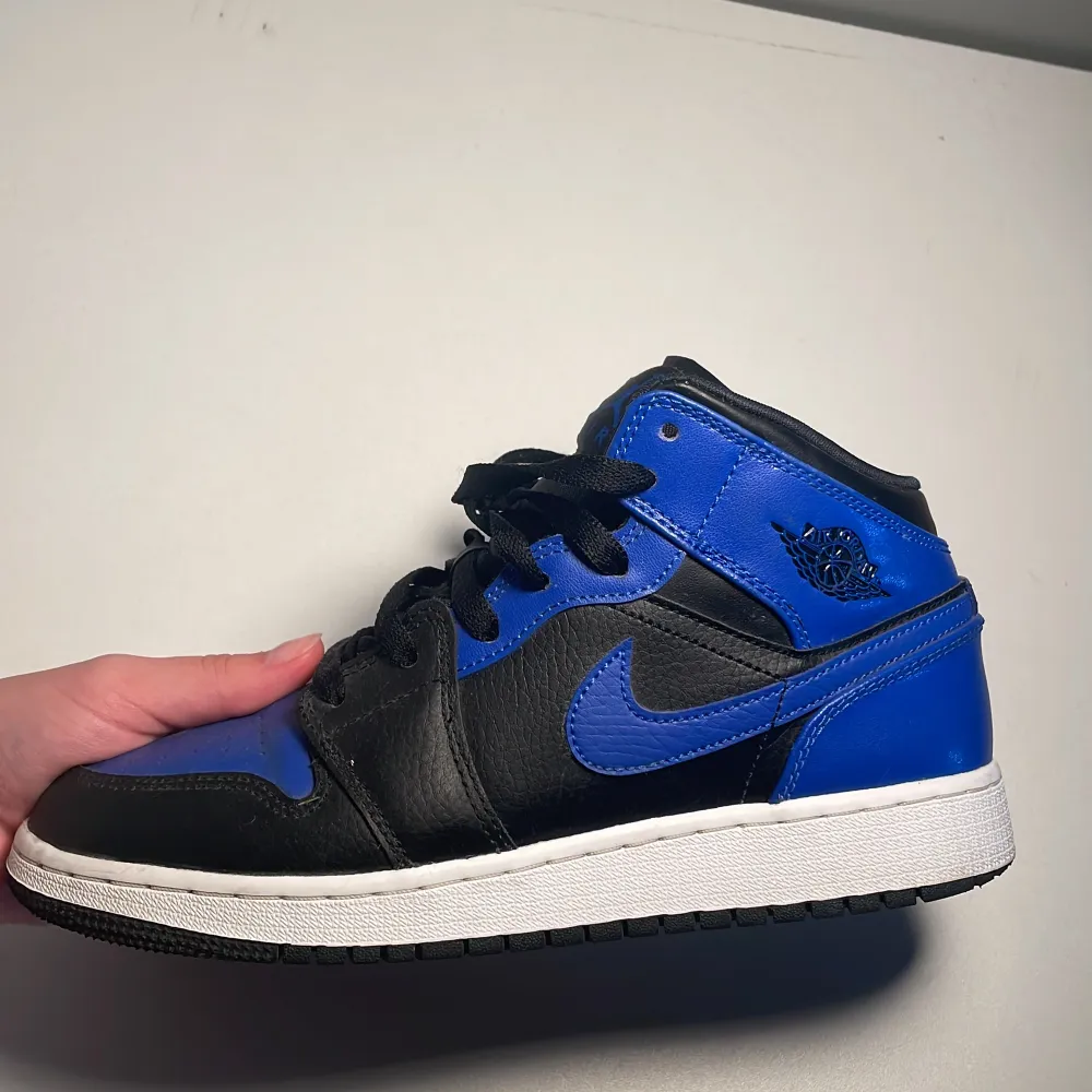 Säljer mina Jordans 1 mid i färgen hyper royal då de inye kommer till användning. Dom är lite creaseade men annars inga defekter . Kengät.