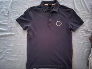 Hugo Boss tröja  - Blå Hugo boss tröja  Köpt för 1300kr Knappt använd  Det lila i mitten är inte lika utan de är kameran som av någon anledning gör det lila