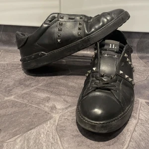 valentino garavani - Hej, säljer ett par valentino skor *storlek 45*, dom är i jätte bra sick o inte använda så mycket *så klart äkta* Ny pris 8120kr o säljer minna för 2900kr priset är inte hugget i sten går att sänka vad snabb affär.