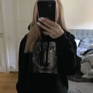Svart hoodie med tryck på från The Cool Elephant
