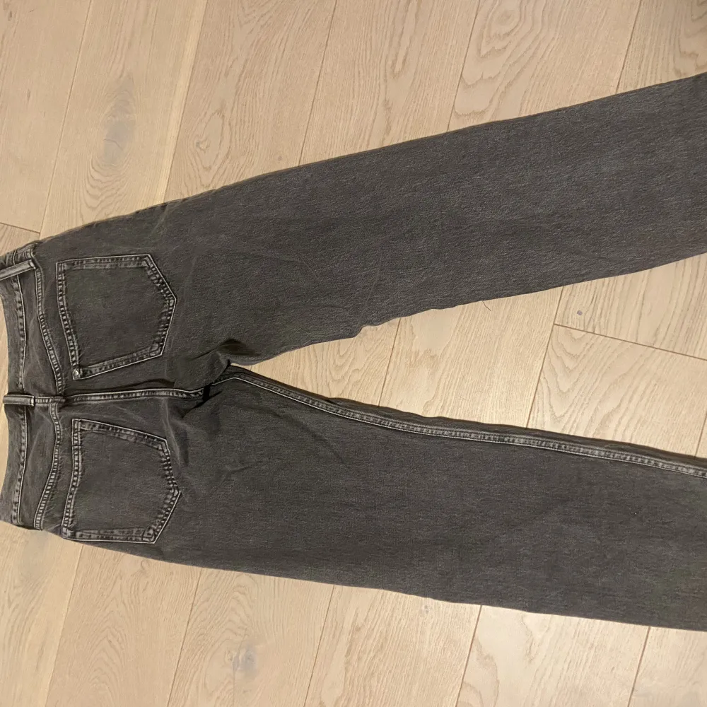 Skit snygga ljusgråa hm jeans som är helt oanvända för de var för stora för mig. Köpta för 300. Jeans & Byxor.