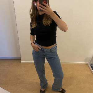 Low waist jeans från BikBok, aldrog använda💙💙 W28 L32 jag är 1,66cm