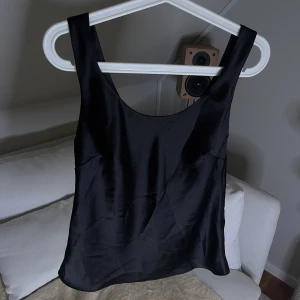 Vintage linne - Supersnygga vintage liknande linne i glansigt material. Inte jättetunn, utan rätt mycket tyg ändå. Från Asos. Nyskick