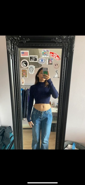 Blå tröja - Fin croppad turtleneck. Använd en gång, helt i nyskick utan defekter. Jag är 160 och har xs/s.