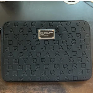 Marc jacobs datorfodral - SUPERFINT nästintill helt nytt datorfodral fran marc jacobs passar för 13 tum och märket är i silver. Köp för 600kr