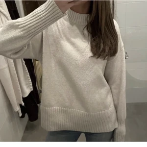 Stickad tröja  - En så fin stickad tröja, lite nopprig!!