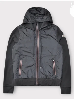 Moncler cardifan - En moncler gardigen som är köpt på garmsmarket, använt den fåtal gånger då den är väldigt liten i storlek. Storleken är Xl men passar M