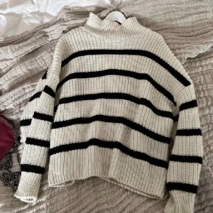 Stickad tröja - Sååå mysig grovstickad tröja från HM! Storlek L, sitter så fint oversized på mindre storlekar💕Knappt använd!