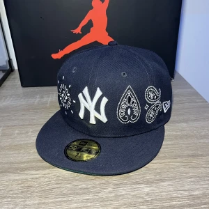 New era keps  - Säljer en new era keps i storlek 57,7 cm eller 7 1/4 🧢 Den är köpt i SNS Stockholm och kvitto finns 🧾 Den är väldigt lite andvänd och i ny skick ✅ Vill man ha mer bilder eller har några frågor är det bara att höra att höra av sig 😁