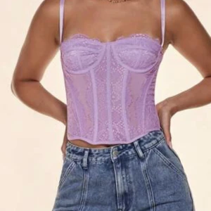 Korsett - Säljer denna fina korsetten, den är samma som den vita jag säljer bara i en annan färg! Denna storleken passar alla från S-M. Den är från shein och är super trendig i alla färger på tiktok💕färgen är i pastell lila!