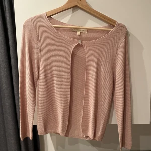 Gullig blus - Supersöt blus/kofta i ljusrosa 🌸nästan helt oanvänd förutom lite slitningar vid knappen 💕💕SÄLJER BILLIGT! 💗⭐️